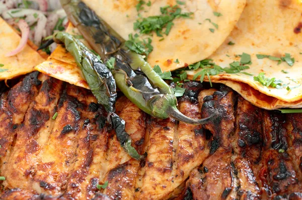 Gegrilltes Hühnchen in Nahaufnahme — Stockfoto