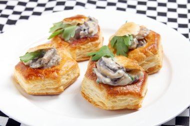 Vol au vent bir plaka üzerinde