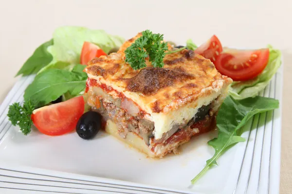 Moussaka och sallad — Stockfoto