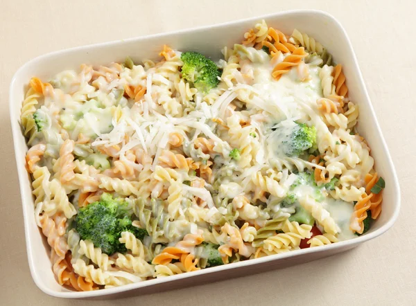Pasta and broccoli bake from above — Stock Photo, Image