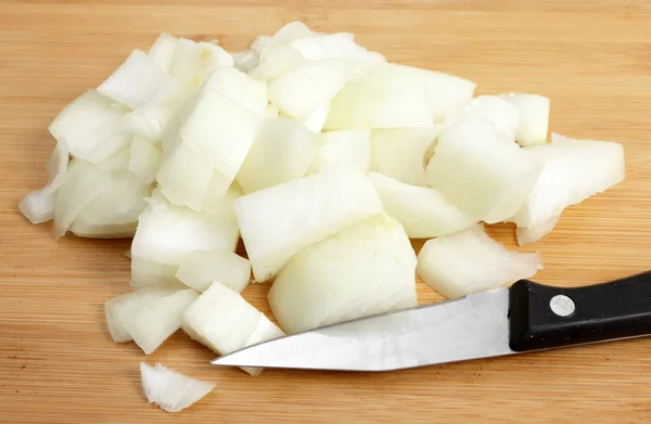 Cebolla picada con un cuchillo de cocina —  Fotos de Stock