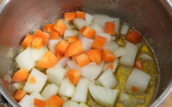 Möhren und Zwiebeln kochen — Stockfoto