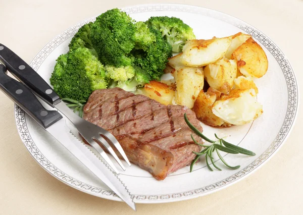 Striploin biftek yemek — Stok fotoğraf