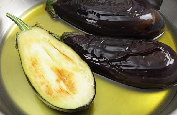 Frying aubergines in olive oil — Stock Photo, Image