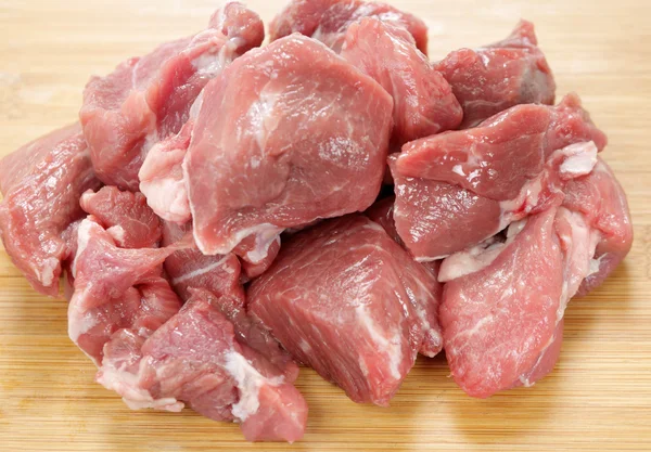 Lammfleisch in Würfel geschnitten auf einem Brett — Stockfoto