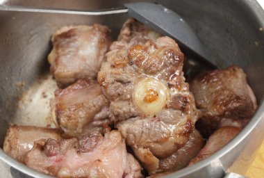Oxtail bir tavada kızartma