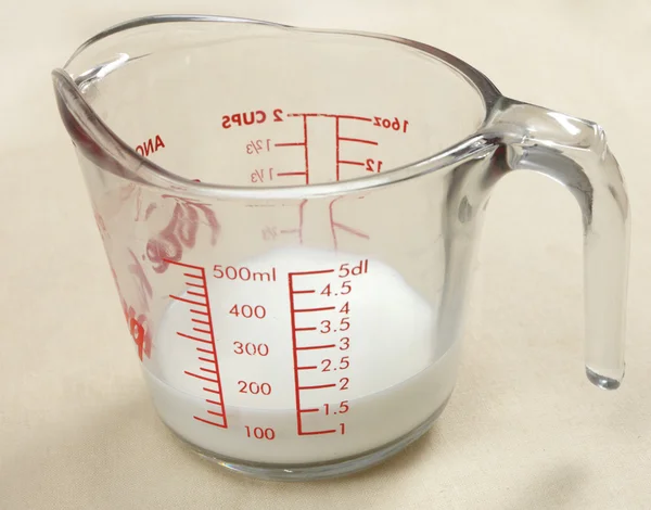調理で使用されるミルクの水差し — ストック写真