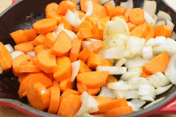 Cebolla y zanahorias fritas —  Fotos de Stock