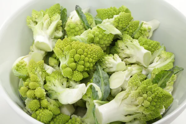 Florets of romanescu cauliflower in a bowl — Stock Photo, Image