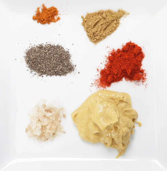 Platta av kryddor och andra smaksättningsmedel — Stockfoto