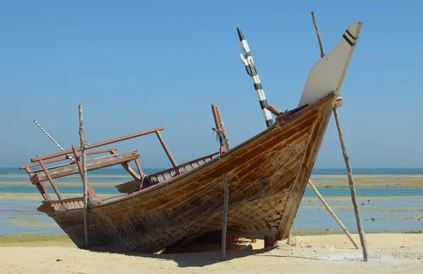 Beached dhow at Wakrah — Stock Photo, Image