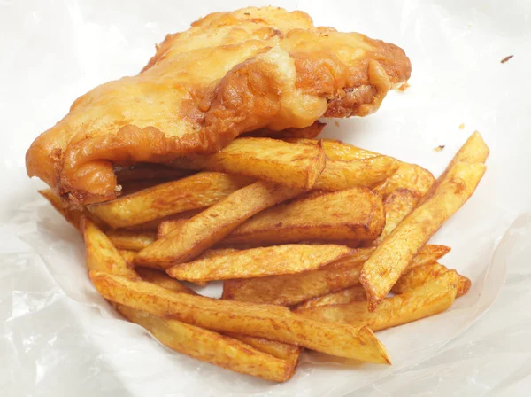 Brittisk stil torsk i smeten och chips — Stockfoto