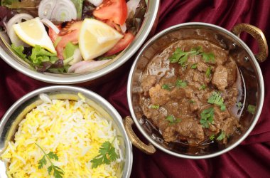 Yukarıdaki köri ve salatası kaseler