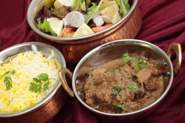 Rogan josh bir kase pilav ve salata