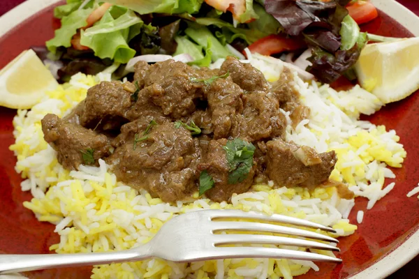 Nötkött rogan josh med gaffel — Stockfoto