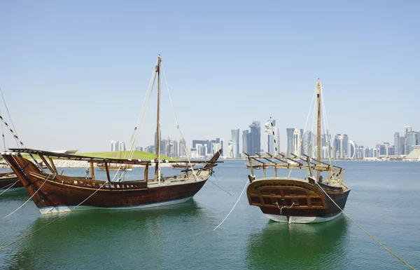 Dhows de madeira tradicionais e horizonte de Doha — Fotografia de Stock