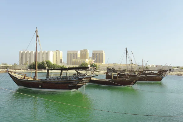 Dhows und Doha-Hafengebäude, — Stockfoto