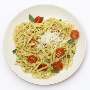 Tagliatelle pesto ve yukarıdaki domates ile