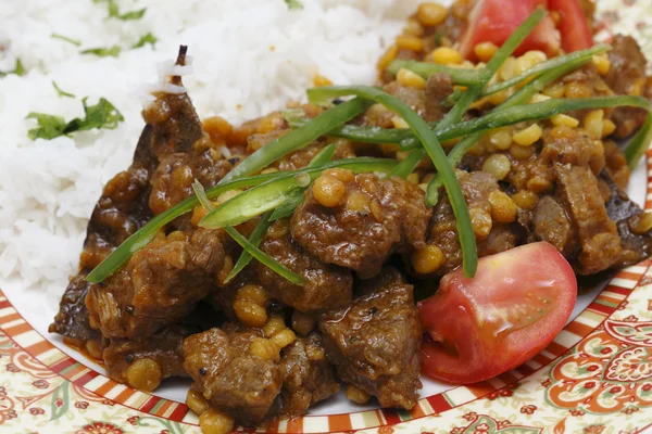 Curry de cordero con guisantes partidos de cerca —  Fotos de Stock