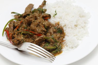 Baharatlı kuzu köri yemek çatal ile