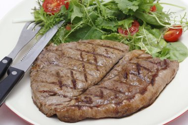 düşük carb biftek ve çatal bıçak takımı ile salata