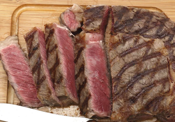 Gemide Wagyu biftek kesmek — Stok fotoğraf