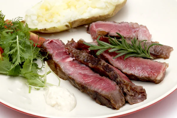 Wagyu carne cortada com salada e batata — Fotografia de Stock