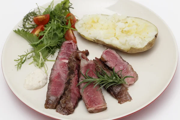 Filete Wagyu con ensalada y patata —  Fotos de Stock