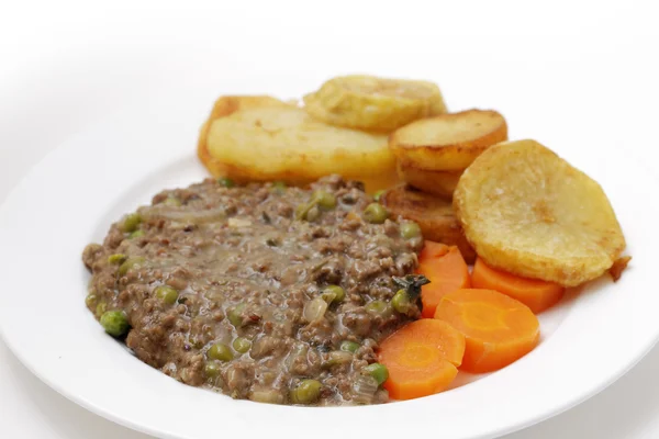 Picadillo y guisantes con zanahoria y patatas salteadas —  Fotos de Stock