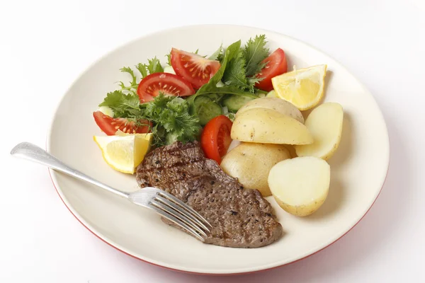 Winzige Steaks und Salat — Stockfoto