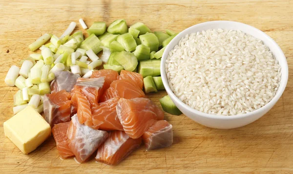 Arroz de pepino de salmón picado y cebolletas — Foto de Stock