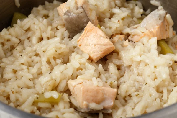 Lachsrisotto kochen — Stockfoto