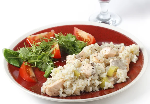 Risotto de salmón con un vaso —  Fotos de Stock