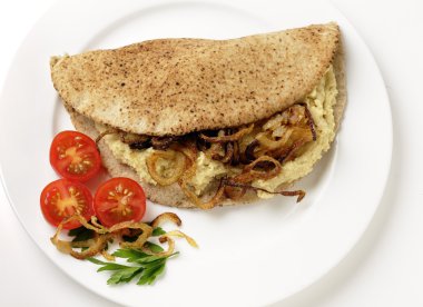 Humus ve kızarmış soğan pita sandviç