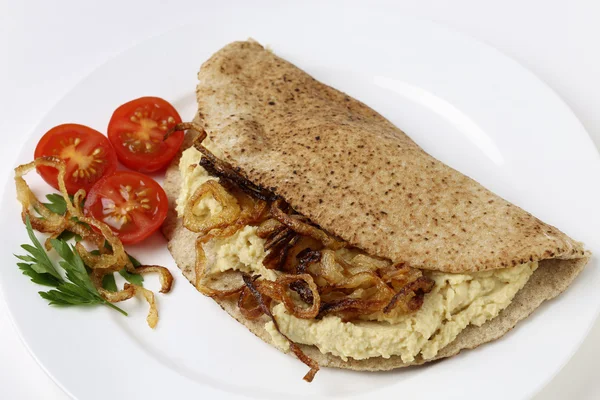 Sándwich de cebolla frita y hummus — Foto de Stock