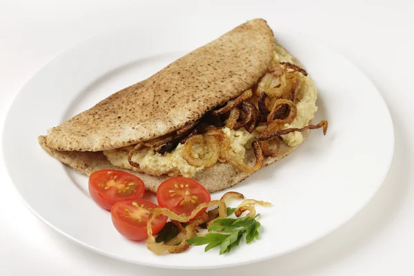 Pan de Pitta con hommos y cebollas — Foto de Stock