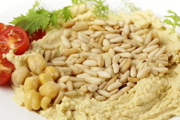 Hummus com pinhões closeup — Fotografia de Stock