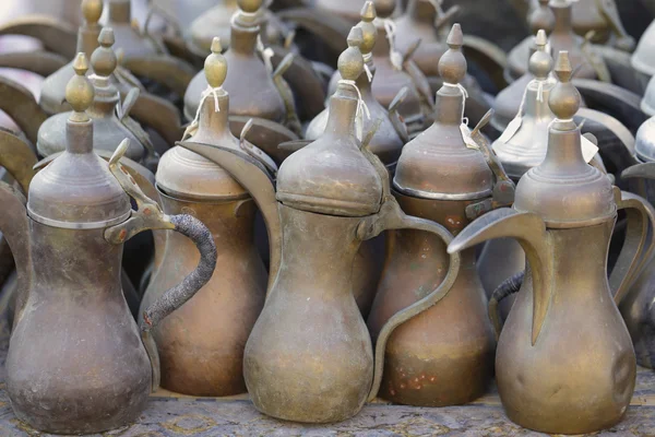 Gamla kaffekannor i doha souq — Stockfoto
