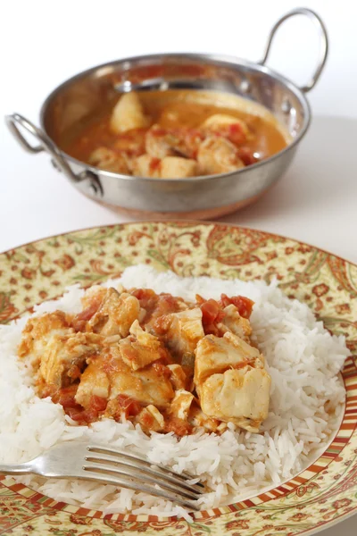 Fisk curry måltid och kadai skål vertikala — Stockfoto
