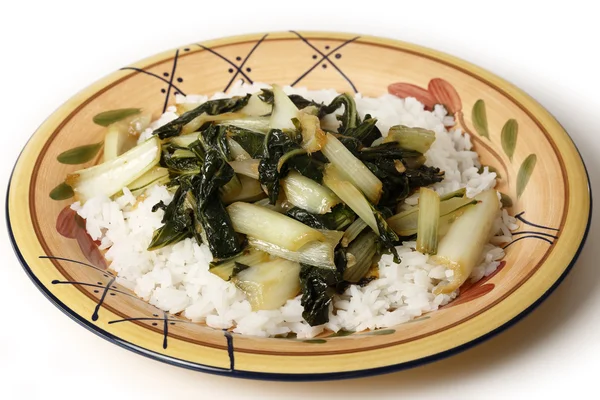 Gebakken bok choi op een bedje van jasmin rijst zijaanzicht — Stockfoto