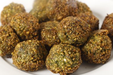 falafel nohut ve bitki topları bir plaka üzerinde kapat
