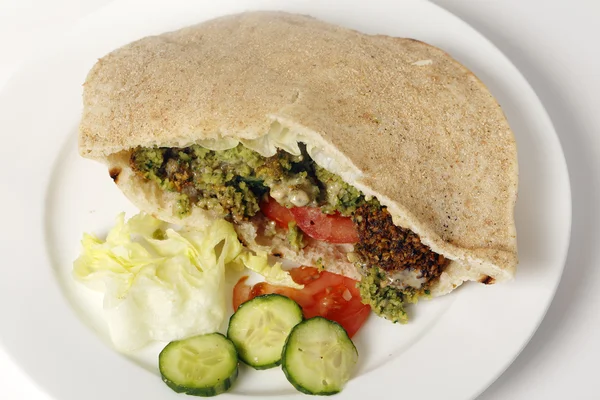 Кишеньковий бутерброд Фалафель з салатом — стокове фото