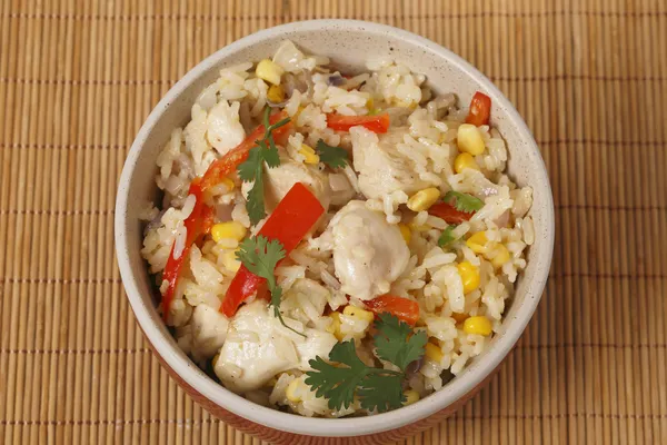 Kyckling stekt ris i en skål från ovan — Stockfoto