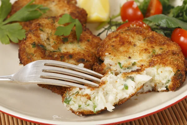 Hausgemachte Fischkuchen essen — Stockfoto