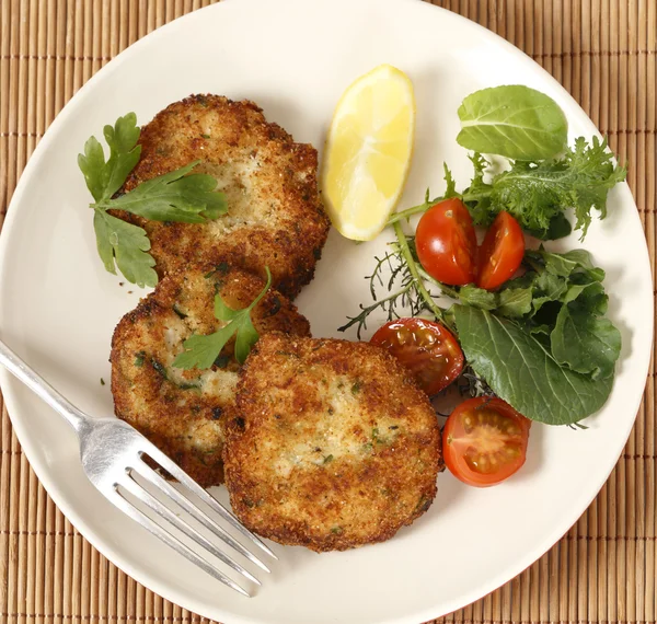 Fiskkakor och sallad hög vinkel — Stockfoto