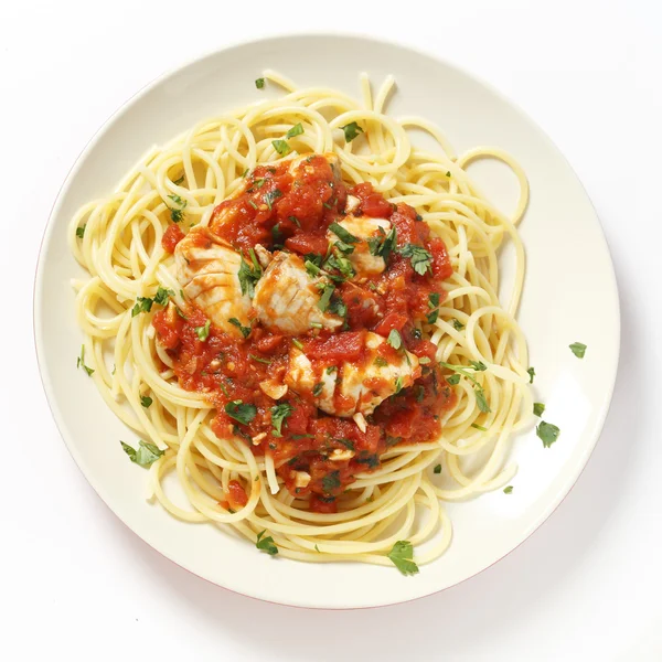 Spaghetti med fisk i arrabbiata sås från ovan — Stockfoto