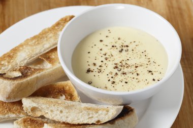 Yatay ekmek ve peynir dip