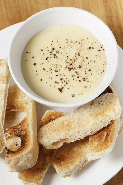 Salsa de queso y tostadas verticales —  Fotos de Stock