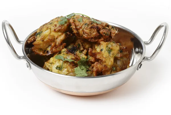 Onion bhajis i en kadai sida-vy — Stockfoto