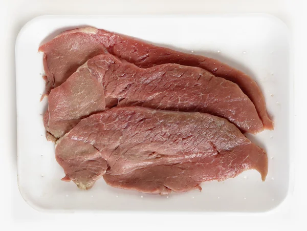 Supermarkt lade van kalfsvlees escalopes — Stockfoto